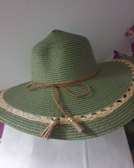 Sombrero verde con gemas colores.